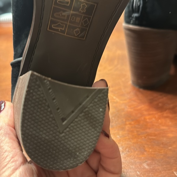 Black suede Aldo booties - Picture 7 of 10